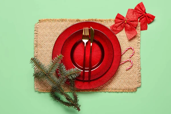 Χριστουγεννιάτικο Τραπέζι Κόκκινα Πιάτα Μαχαιροπήρουνα Τόξο Και Έλατο Υποκατάστημα Πράσινο — Φωτογραφία Αρχείου