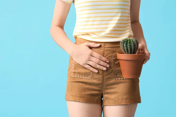 Mujer Joven Con Cactus Que Sufre Cistitis Sobre Fondo Azul —  Fotos de Stock