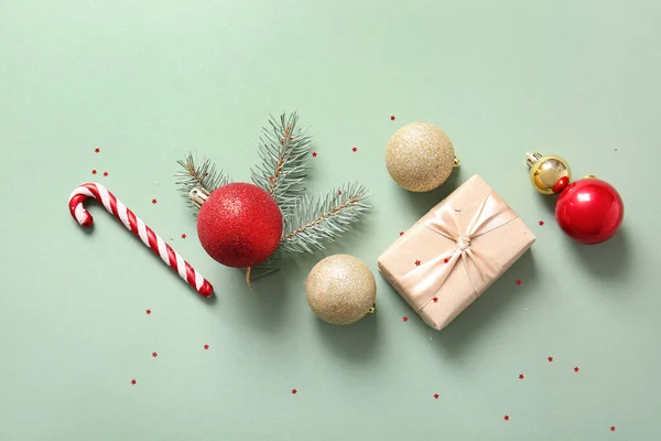 Χριστουγεννιάτικο Δέντρο Υποκατάστημα Μπάλες Ζαχαροκάλαμο Καραμέλα Και Κουτί Δώρου Πράσινο — Φωτογραφία Αρχείου