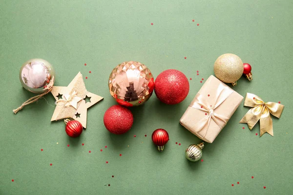 Kerstballen Geschenkdoos Groene Achtergrond — Stockfoto