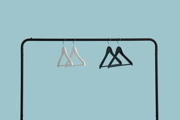 Rack Dengan Pakaian Kayu Hangers Pada Latar Belakang Biru — Stok Foto