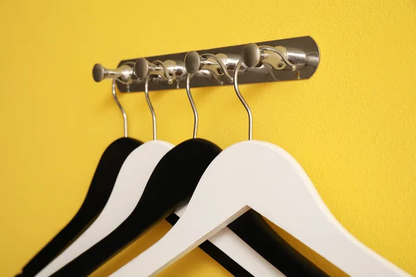 Rack Wooden Clothes Hangers Yellow Background — Stock Photo, Image