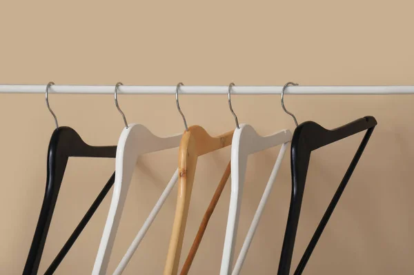 Rack Wooden Clothes Hangers Beige Background — Stock Photo, Image