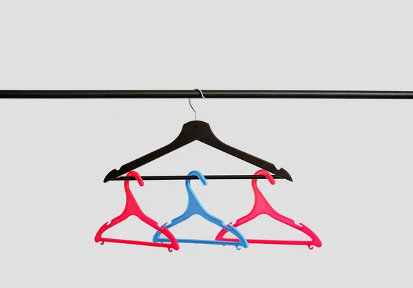 Rack Plastic Clothes Hangers Grey Background — Stock Photo, Image