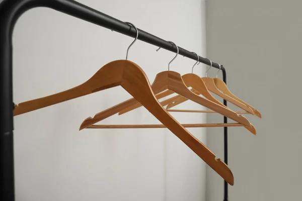 Rack Wooden Clothes Hangers Grey Background — Stock Photo, Image