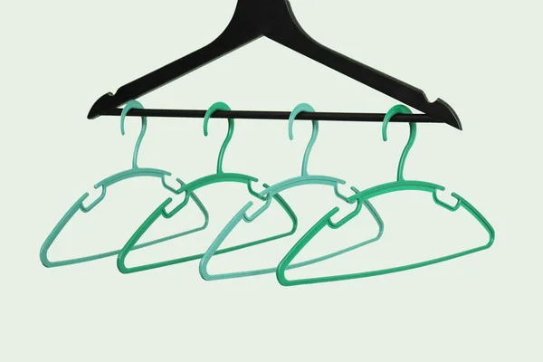 緑の背景にプラスチック服ハンガー — ストック写真