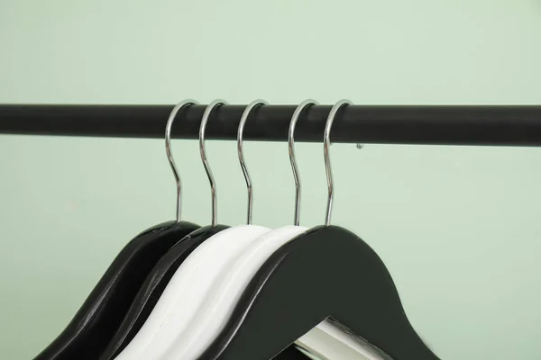 Rack Wooden Clothes Hangers Green Background — Stock Photo, Image