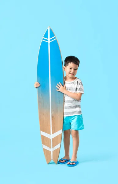 Mignon Petit Garçon Asiatique Avec Planche Surf Sur Fond Bleu — Photo