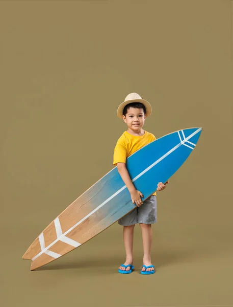Mignon Petit Garçon Asiatique Avec Planche Surf Sur Fond Vert — Photo