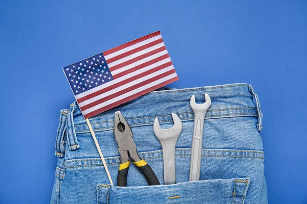青い背景にポケットに異なるツールとアメリカの旗を持つジーンズ 労働者の日のお祝い — ストック写真