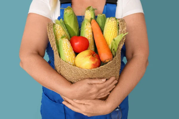 Agricultor Feminino Maduro Com Cesta Vime Cheia Diferentes Vegetais Maduros — Fotografia de Stock