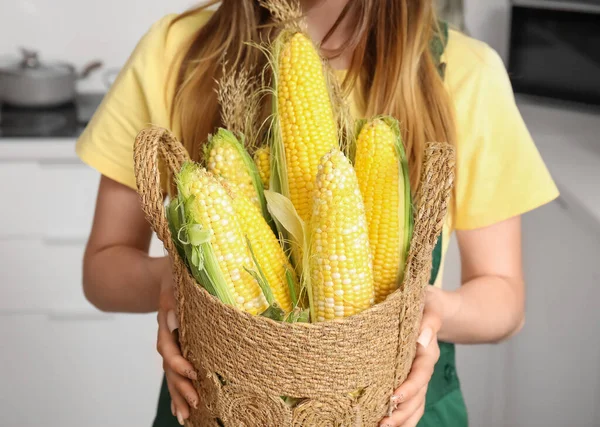 Beautiful Young Female Farmer Wicker Basket Full Ripe Corn Cobs — Stock Photo, Image