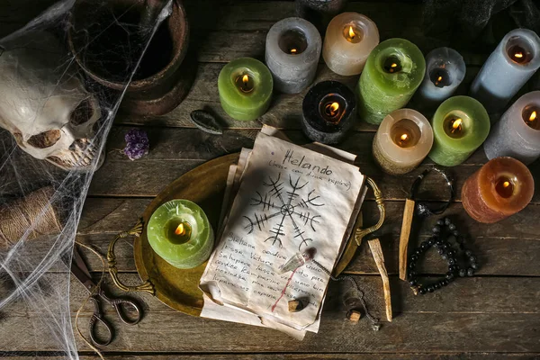 Čarodějčiny Kouzelné Atributy Hořícími Svíčkami Tmavém Dřevěném Stole — Stock fotografie