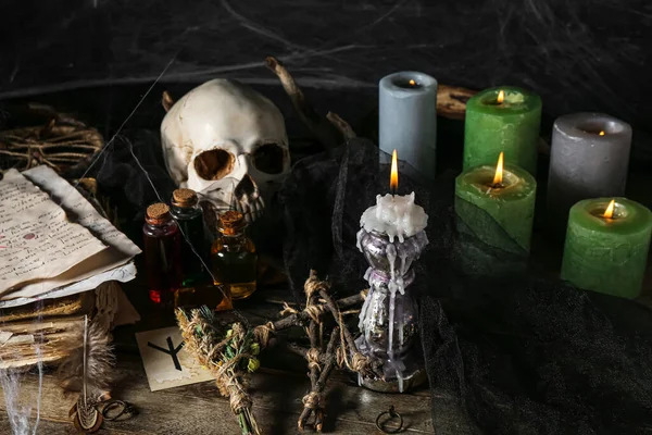 Cadıların Sihirli Özellikleri Siyah Ahşap Masa Üzerinedir — Stok fotoğraf