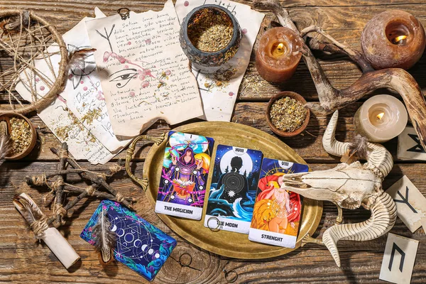 Cadıların Sihirli Özellikleri Tahta Masadaki Tarot Kartlarıyla — Stok fotoğraf