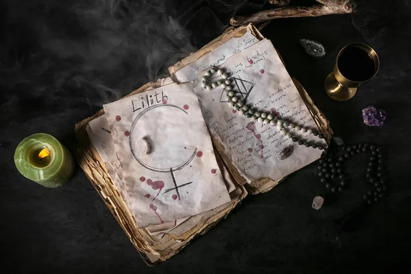 Cadının Sihirli Özellikleri Kara Masanın Üzerindeki Büyü Kitabıyla — Stok fotoğraf