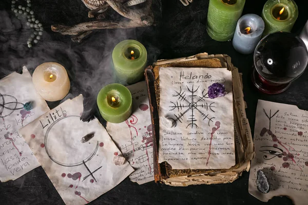 Cadının Sihirli Özellikleri Kara Masanın Üzerindeki Büyü Kitabıyla — Stok fotoğraf