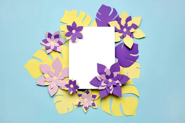 Blanco Kaart Met Kleurrijke Origami Bloemen Bladeren Lichtblauwe Achtergrond — Stockfoto
