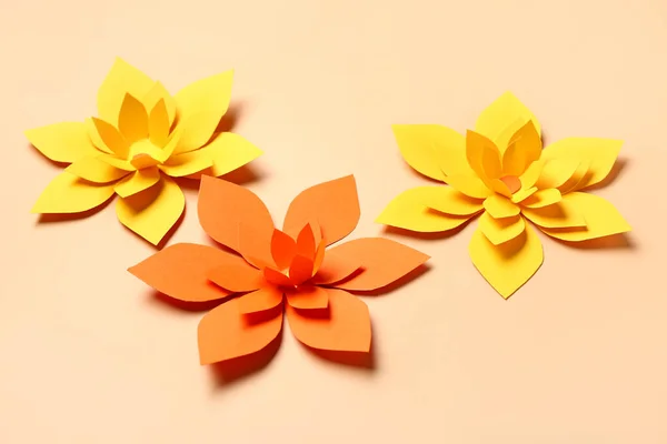 Bunte Origami Blumen Auf Beigem Hintergrund — Stockfoto