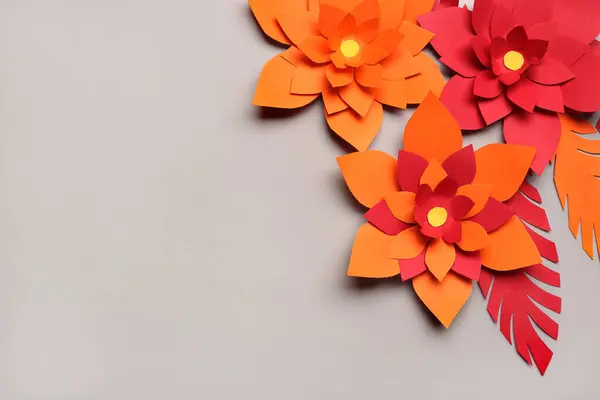 Bunte Origami Blumen Mit Blättern Auf Grauem Hintergrund — Stockfoto