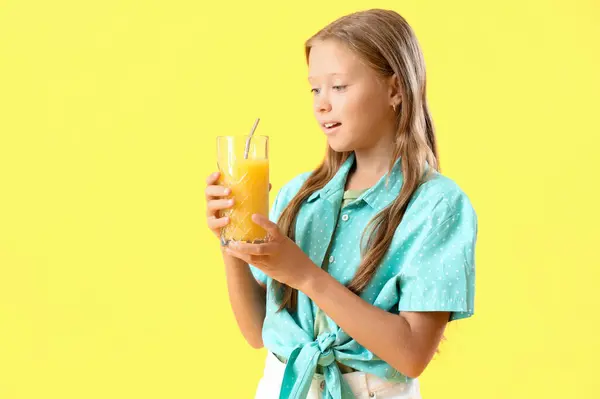 Bambina Con Bicchiere Succo Agrumi Fresco Sfondo Giallo — Foto Stock