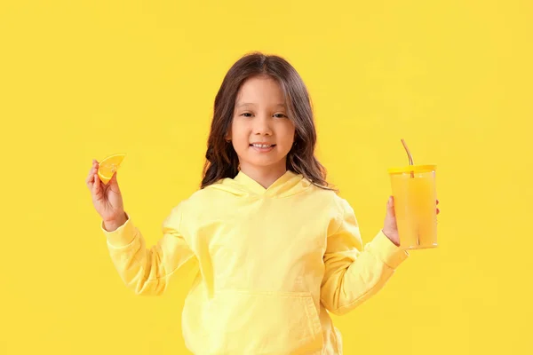 Маленька Азіатська Дівчинка Чашкою Свіжого Цитрусового Соку Апельсиновим Шматочком Жовтому — стокове фото