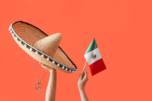 Vrouwelijke Handen Houden Sombrero Mexicaanse Vlag Oranje Achtergrond — Stockfoto