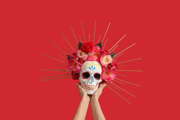 Manos Femeninas Sosteniendo Cráneo Humano Pintado Para Día Los Muertos — Foto de Stock