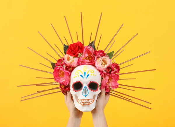 メキシコの死者の日のために人間の頭蓋骨を描いた女性の手 ディア ムエルト 黄色の背景に花 — ストック写真