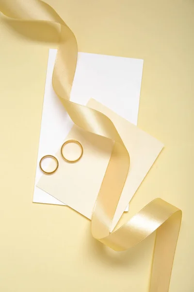 色の背景の結婚指輪 カードおよび金のリボン — ストック写真