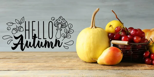 Frutos Frescos Com Abóbora Texto Hello Autumn Sobre Fundo Madeira — Fotografia de Stock