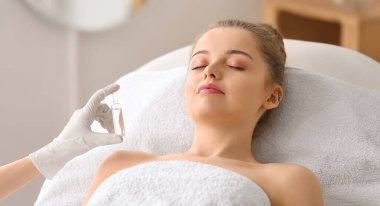 Güzellik salonunda tedavi gören genç bir kadın. Cilt bakımı kavramı