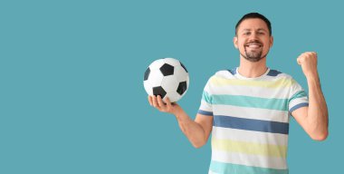 Mavi arka planda futbol topu olan mutlu bir adam ve mesaj için yeri var.