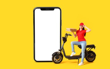 Büyük akıllı telefon ve sarı arka planda scooter ve lezzetli pizzalı kadın kurye.