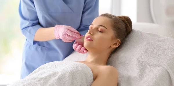 Young Woman Receiving Injection Beauty Salon Skin Care Concept — Stock Photo, Image
