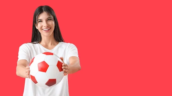 Glad Ung Kvinna Med Fotboll Röd Bakgrund Med Utrymme För — Stockfoto