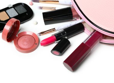 Beyaz arkaplanda izole edilmiş kozmetik ürünler seti, yakın plan