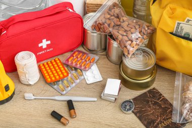 Tahta masadaki acil durum çantası için gerekli şeyler.