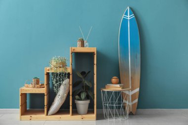 Sörf tahtası, masa ve rafları olan bir oda.