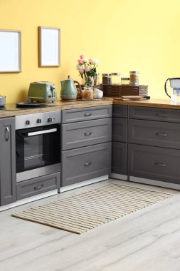 Modern mutfağın içinde şık bir halı var.