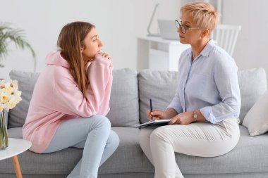 Ofiste hastayla çalışan olgun bir psikolog.