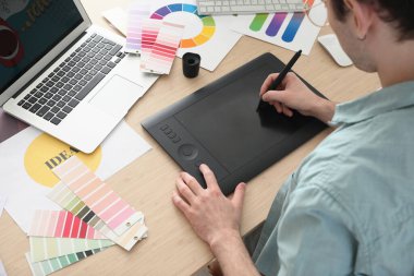 Ofiste grafik tablet kullanan erkek tasarımcı