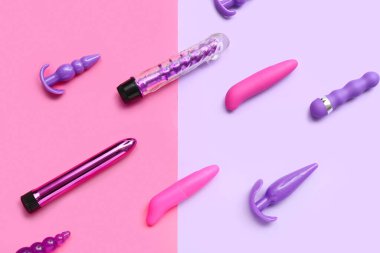 Renk arkaplanında anal eklentileri olan vibratörler