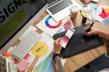 Ofiste tablet ve renk paleti ile çalışan erkek grafik tasarımcısı, yakın plan