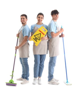 Beyaz arka planda paspas ve uyarı işareti olan genç hademeler.