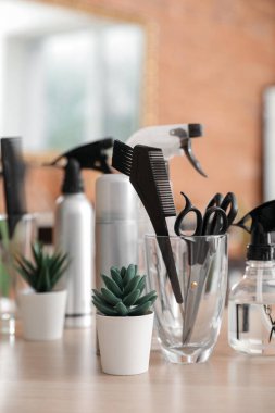 Güzellik salonundaki masasında sulu şeyler olan kuaför aletleri.