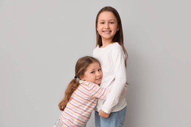 Sevimli küçük kız kardeşler sarılıyor arka planda