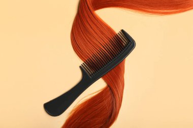 Renkli taraklı kızıl saç teli, yakın plan.