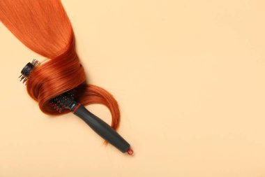 Renkli fırçalı kızıl saç teli