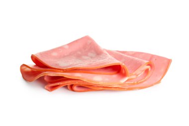 Beyaz arka planda lezzetli haşlanmış sosis dilimleri